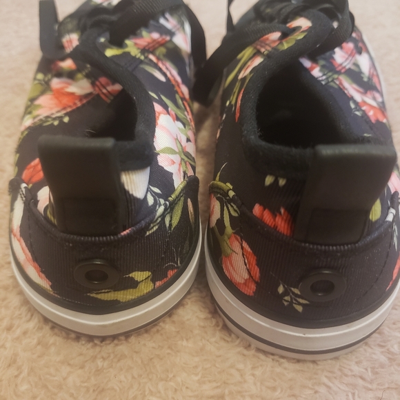 Chelsee Converse Sneakers - Picture 4 of 11